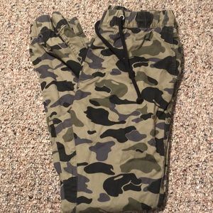 H&M women’s Camo pants 28